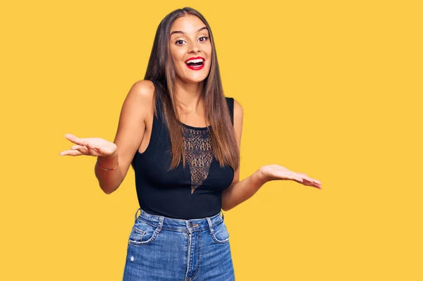 Jovem Hispânica Vestindo Roupas Casuais Sorrindo Alegre Oferecendo Mãos Dando — Fotografia de Stock