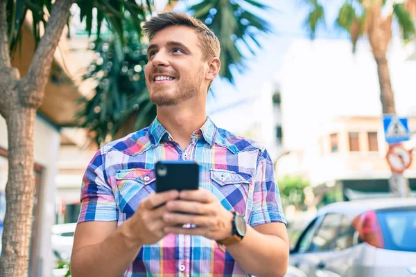 Jonge Kaukasische Man Lacht Gelukkig Met Behulp Van Smartphone Stad — Stockfoto