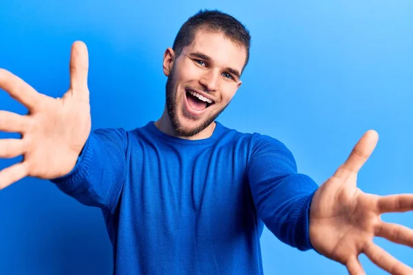 Homem Bonito Jovem Vestindo Camisola Casual Olhando Para Câmera Sorrindo — Fotografia de Stock