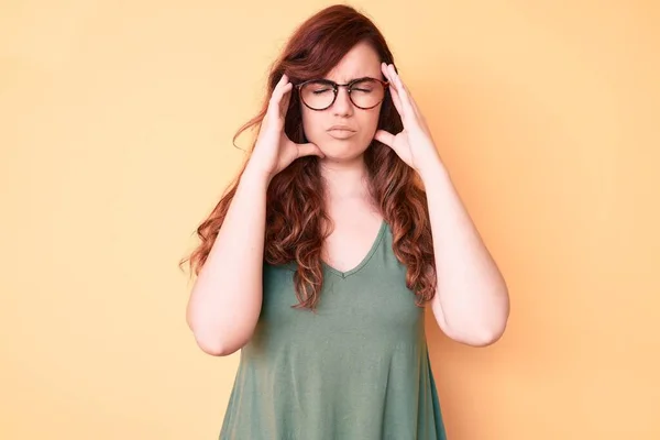 Jovem Mulher Bonita Vestindo Roupas Casuais Óculos Que Sofrem Dor — Fotografia de Stock