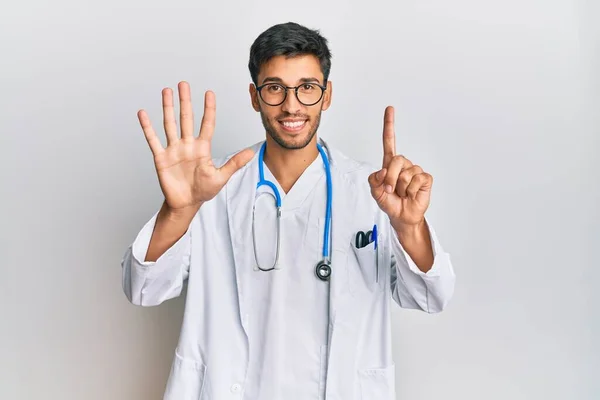 Jonge Knappe Man Doktersuniform Stethoscoop Met Vingers Nummer Zes Glimlachend — Stockfoto