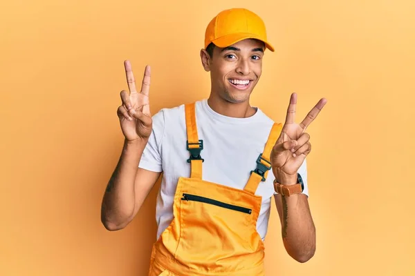 Ung Stilig Afrikansk Amerikansk Man Bär Handyman Uniform Över Gul — Stockfoto