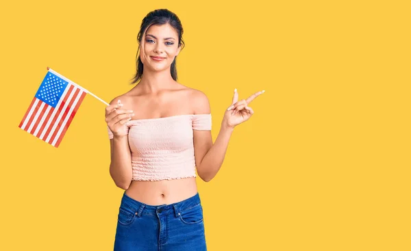 Joven Hermosa Mujer Sosteniendo Bandera Los Estados Unidos Sonriendo Feliz —  Fotos de Stock