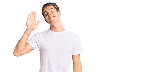 Joven Hombre Guapo Con Camiseta Blanca Casual Renunciando Decir Hola — Foto de Stock