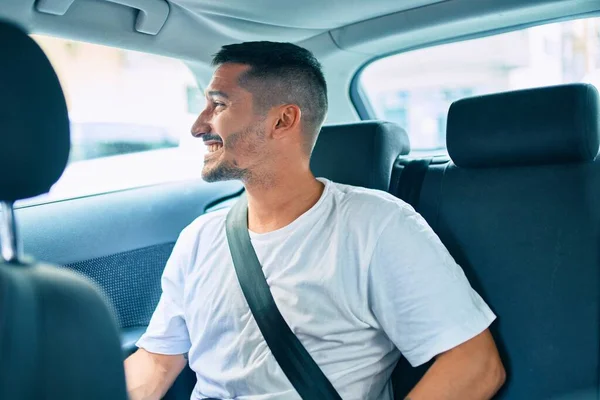 Jonge Latino Man Glimlachend Gelukkig Zittend Auto — Stockfoto
