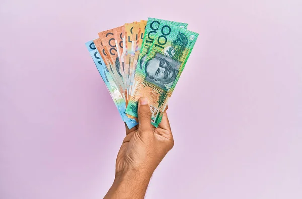 Hispanische Hand Hält Australische Dollarnoten Vor Isoliertem Rosa Hintergrund — Stockfoto