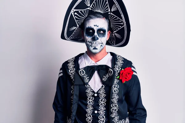 Молодой Человек Одетый Мексиканский День Мертвого Костюма Поверх Белого Смотрит — стоковое фото