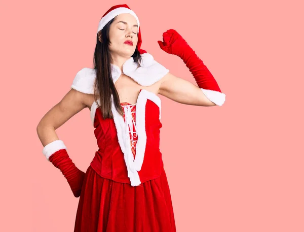 Jovem Bela Mulher Caucasiana Vestindo Traje Papai Noel Que Estende — Fotografia de Stock