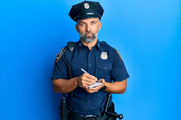 Красивий Чоловік Середнього Віку Поліцейській Формі Пише Трафік Добре Розслаблений — стокове фото