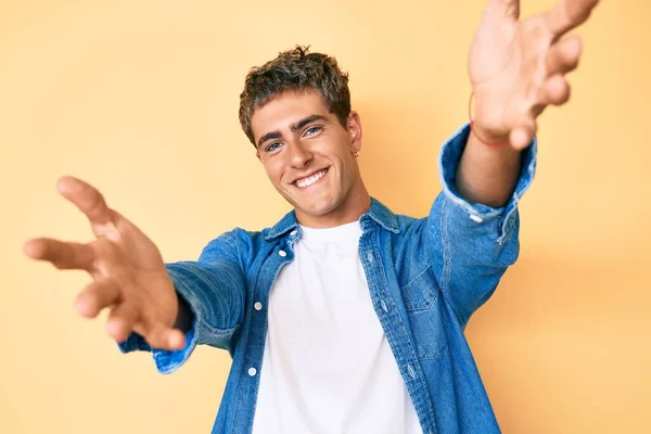 Joven Hombre Guapo Con Ropa Casual Mirando Cámara Sonriendo Con — Foto de Stock