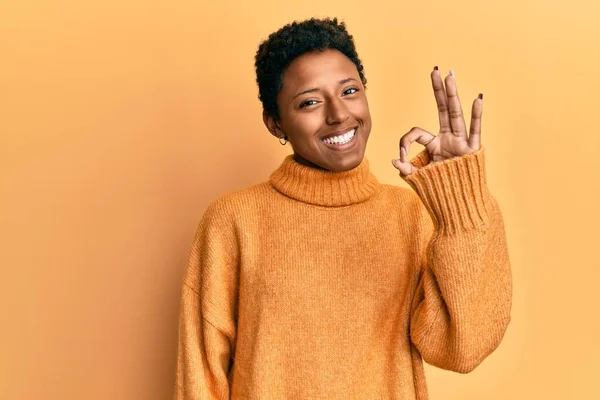 Menina Afro Americana Jovem Vestindo Roupas Casuais Sorrindo Positivo Fazendo — Fotografia de Stock