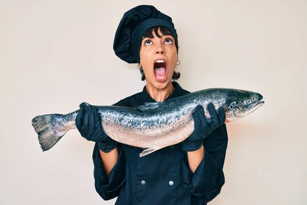 Mulher Bonita Morena Chef Profissional Segurando Peixe Salmão Fresco Irritado — Fotografia de Stock