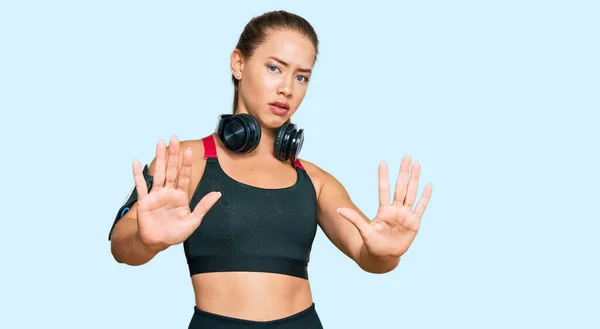 Mulher Loira Bonita Vestindo Roupas Ginástica Usando Fones Ouvido Fazendo — Fotografia de Stock