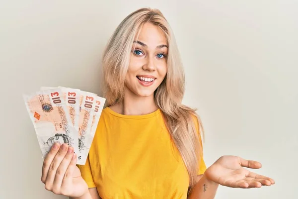 Krásná Kavkazské Blondýny Dívka Drží Spojené Království Liber Bankovky Slaví — Stock fotografie