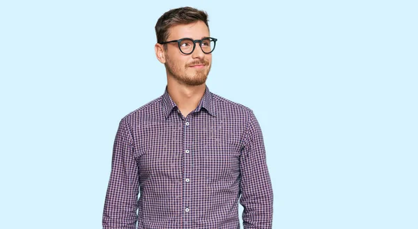 Snygg Kaukasier Man Bär Casual Kläder Och Glasögon Leende Tittar — Stockfoto