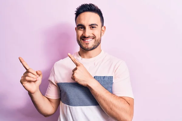 Homem Bonito Jovem Com Barba Vestindo Camiseta Casual Sobre Fundo — Fotografia de Stock