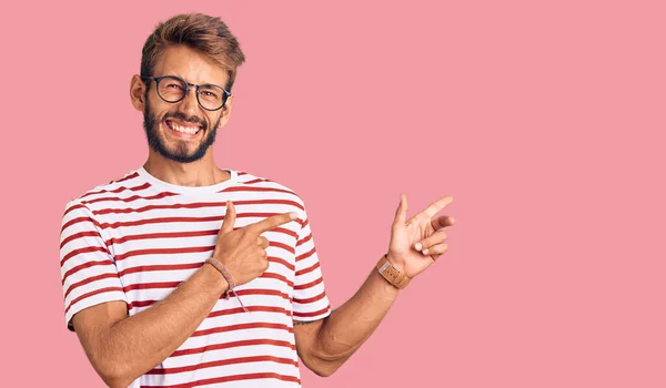 Bonito Loiro Com Barba Vestindo Roupas Casuais Óculos Apontando Para — Fotografia de Stock