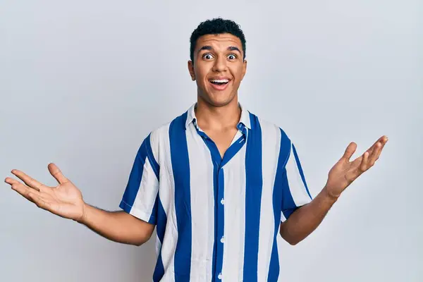 Jovem Árabe Vestindo Roupas Casuais Celebrando Vitória Com Sorriso Feliz — Fotografia de Stock