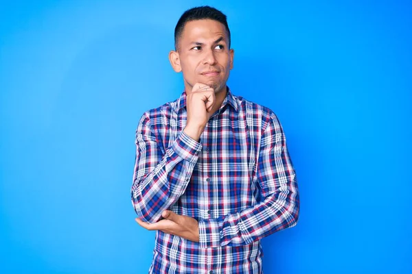 Homem Latino Bonito Jovem Vestindo Roupas Casuais Com Mão Queixo — Fotografia de Stock