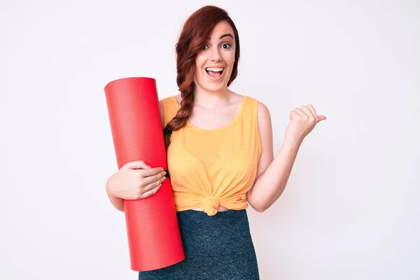 Jong Mooi Vrouw Houden Yoga Mat Wijzen Duim Naar Zijkant — Stockfoto