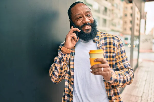 Hombre Afroamericano Moderno Guapo Con Barba Hablando Por Teléfono Ciudad —  Fotos de Stock
