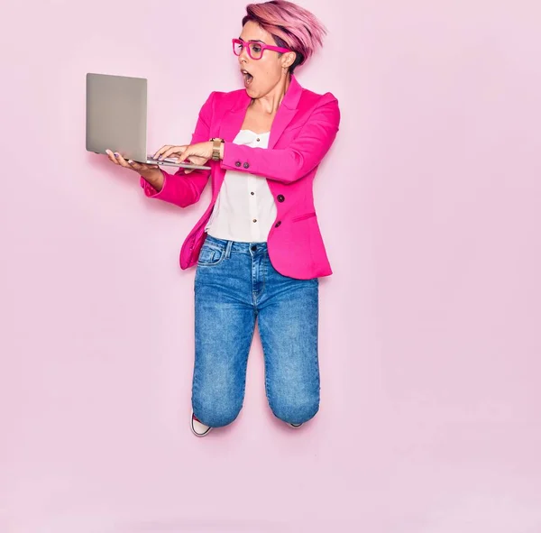 Young Beautiful Businesswoman Pink Short Hair Wearing Glasses Smiling Happy — Stock Photo, Image