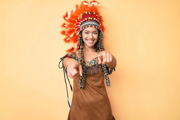 Молода Красива Латинська Дівчина Індійському Костюмі Вказує Камеру Пальцями Посміхаючись — стокове фото