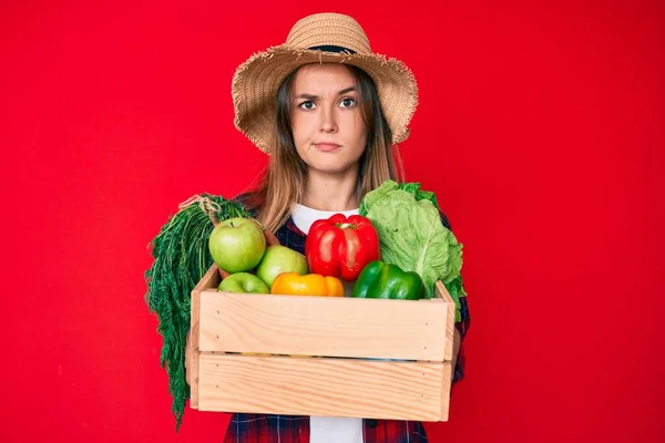 Schöne Kaukasische Frau Mit Bauernhut Die Gemüse Ahnungslos Und Verwirrt — Stockfoto