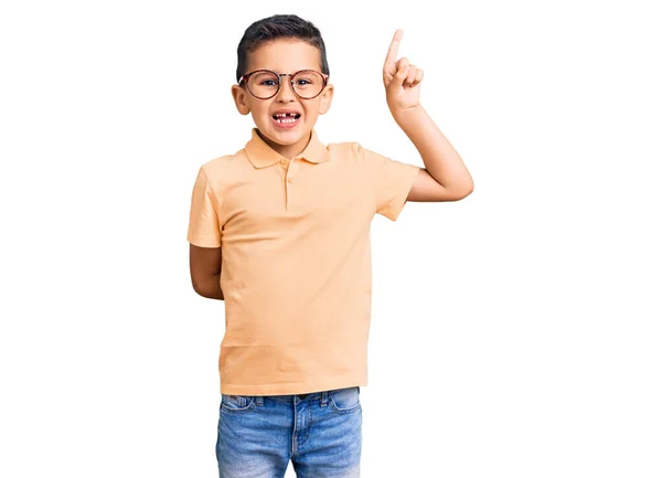 Маленький Милый Мальчик Повседневной Одежде Очках Указывает Пальцем Вверх Успешной — стоковое фото