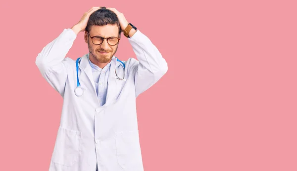 Guapo Joven Con Oso Vistiendo Uniforme Médico Que Sufre Dolor —  Fotos de Stock