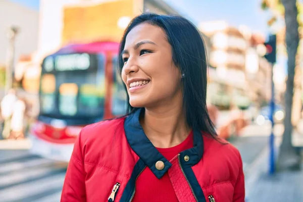 Joven Latina Sonriendo Feliz Caminando Por Ciudad — Foto de Stock