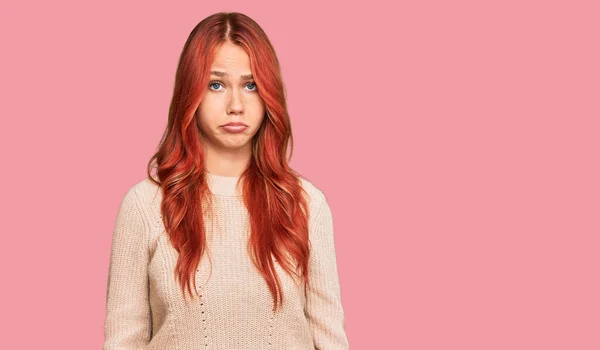若い赤毛の女性はカジュアルな冬のセーターを着て落ち込んで苦痛を心配し 怒って恐れて泣いています 悲しい表情 — ストック写真