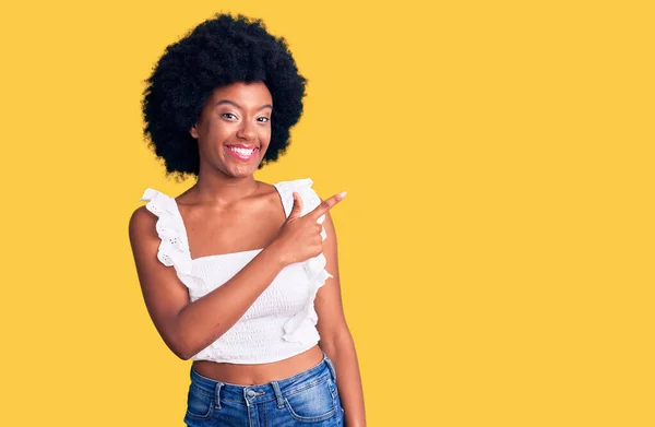 Joven Mujer Afroamericana Vistiendo Ropa Casual Alegre Con Una Sonrisa — Foto de Stock