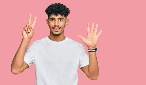 Jovem Árabe Homem Vestindo Casual Branco Shirt Mostrando Apontando Para — Fotografia de Stock