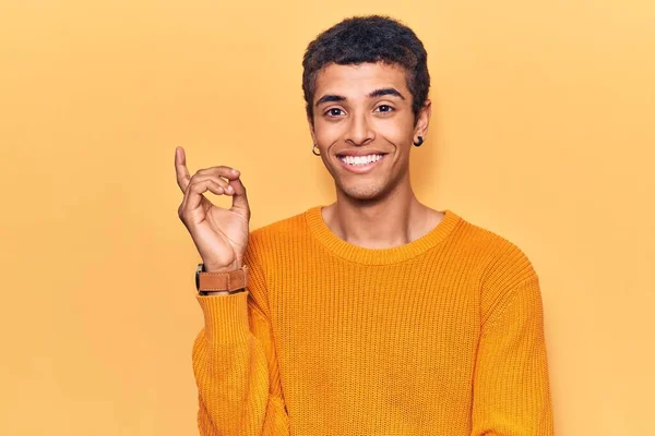 Jovem Afro Americano Vestindo Roupas Casuais Sorrindo Feliz Apontando Com — Fotografia de Stock