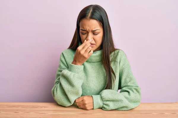 Mulher Hispânica Bonita Vestindo Roupas Casuais Sentada Mesa Cheirando Algo — Fotografia de Stock