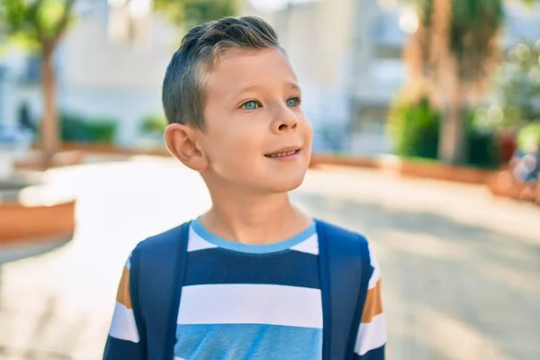 Dorable Kavkazský Student Chlapec Usměvavý Šťastný Stojící Parku — Stock fotografie