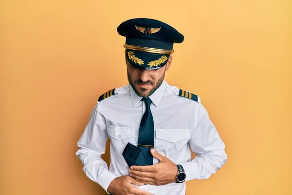 Przystojny Hiszpan Mundurze Pilota Samolotu Ręką Brzuchu Niestrawność Bolesna Choroba — Zdjęcie stockowe