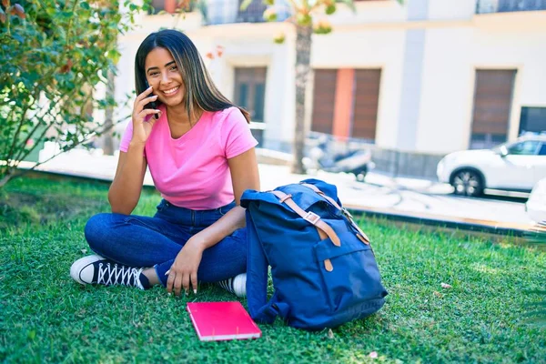 Giovane Studentessa Latina Sorridente Felice Parlando Sullo Smartphone Campus Universitario — Foto Stock