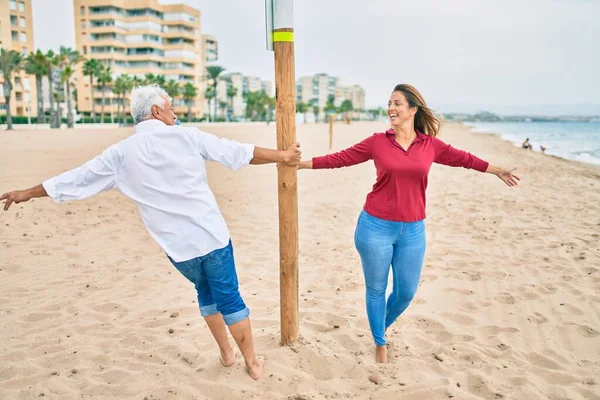 Střední Věk Pár Lásce Chůze Baví Ath Beach Šťastný Veselý — Stock fotografie