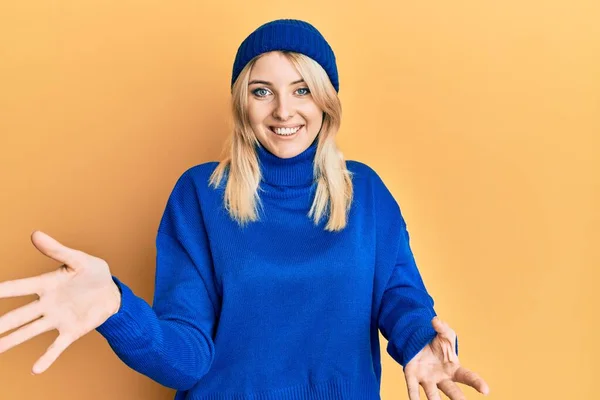 Junge Kaukasische Frau Wollenen Winterpullover Und Mütze Die Lächelnd Mit — Stockfoto