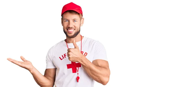 Jonge Blanke Man Draagt Badmeester Shirt Met Fluitje Met Palmhand — Stockfoto