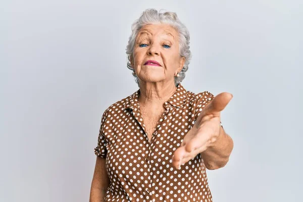 Senior Mulher Cabelos Grisalhos Vestindo Roupas Casuais Sorrindo Amigável Oferecendo — Fotografia de Stock