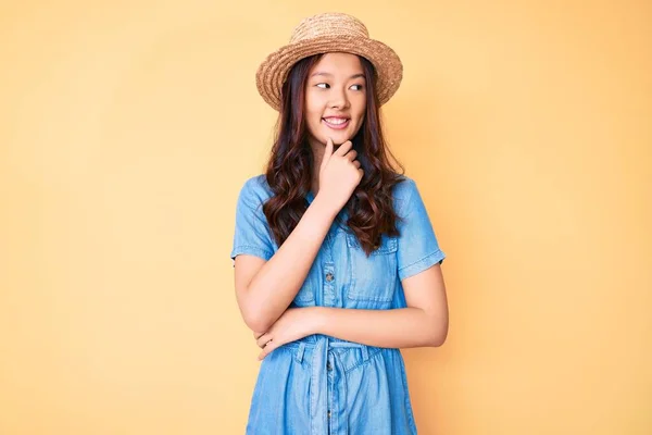 Junge Schöne Chinesin Mit Sommermütze Die Hand Kinn Und Nachdenklicher — Stockfoto