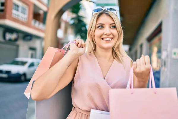 Junge Blonde Frau Lächelt Glücklich Und Hält Einkaufstüten Der Stadt — Stockfoto