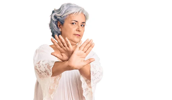 白髪染めボヘミアンスタイルの拒絶反応を身に着けているシニア女性負の記号を行う腕を横断 怒っている顔 — ストック写真