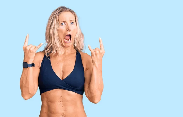 Fitte Blonde Frau Mittleren Alters Bikini Mit Verrücktem Gesichtsausdruck Die — Stockfoto