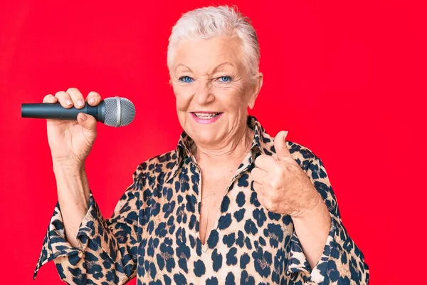 Ältere Schöne Frau Mit Blauen Augen Und Grauen Haaren Singt — Stockfoto