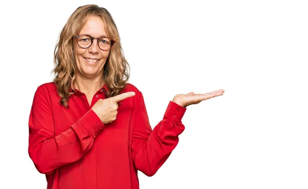 Mulher Loira Meia Idade Vestindo Camisa Casual Sobre Fundo Vermelho — Fotografia de Stock