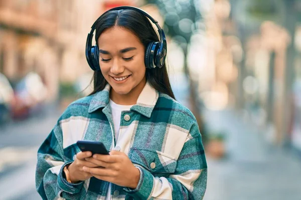 Jong Latin Meisje Glimlachen Gelukkig Met Behulp Van Smartphone Koptelefoon — Stockfoto